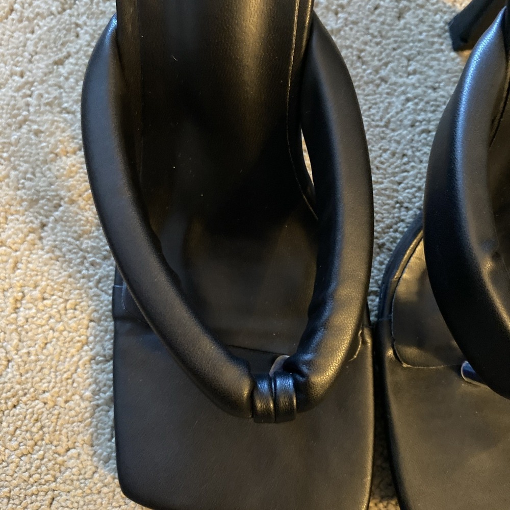 NWOT PRETTY LITTLE THING BLACK GAUX LEATHER PADDED TOE THONG MID HEELED MULES 3 - Picture 5 of 15